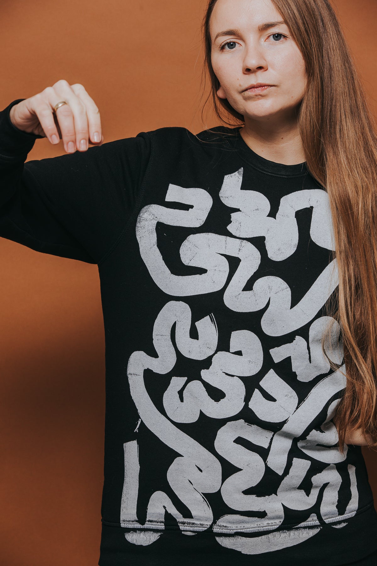 Melns unisex džemperis "Tavas smadzenes ir skaistas"