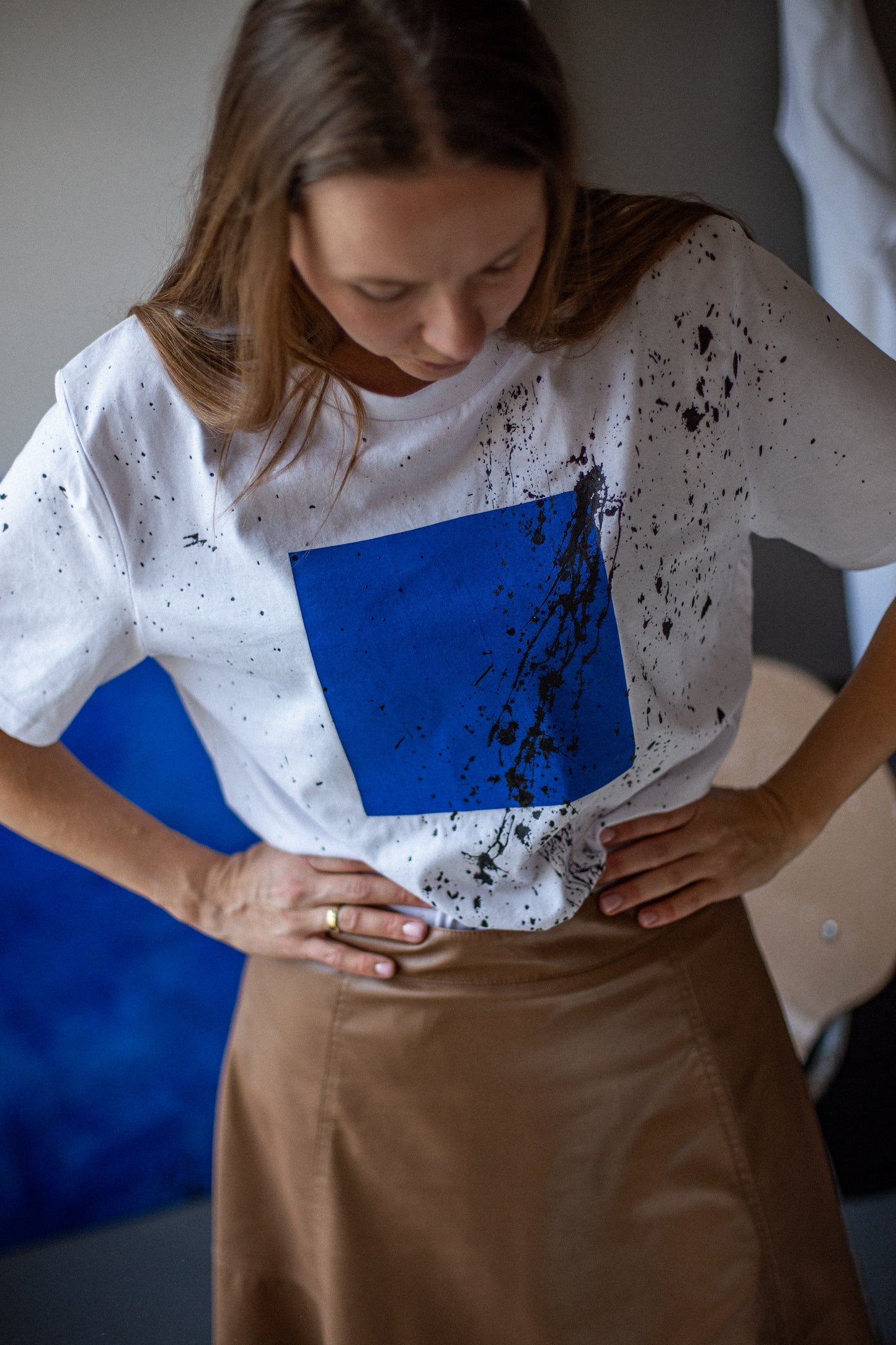 Aaktuāli! Balts organiskās kokvilnas UNISEX t-krekls "Kvadrāts trako"