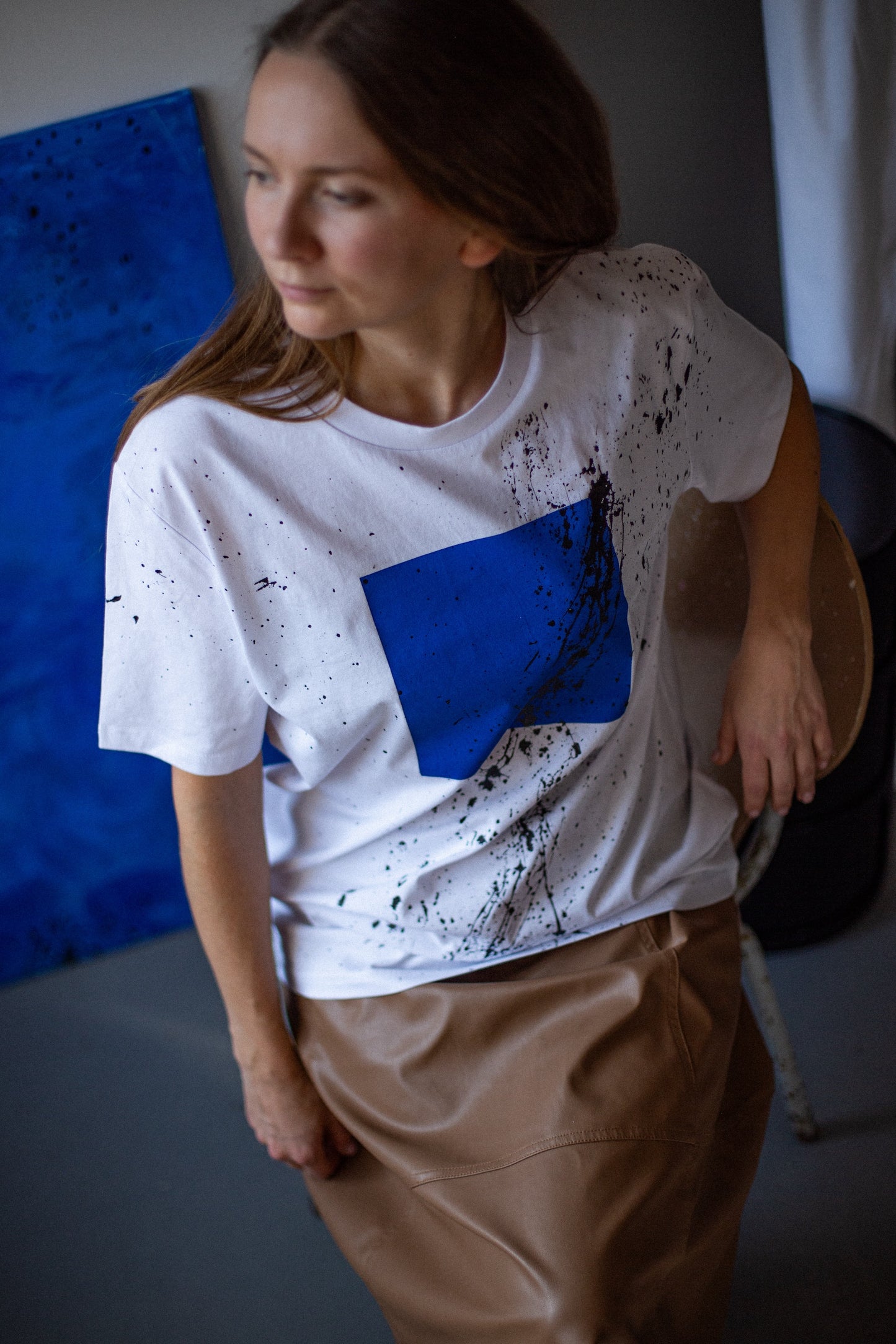 Aaktuāli! Balts organiskās kokvilnas UNISEX t-krekls "Kvadrāts trako"