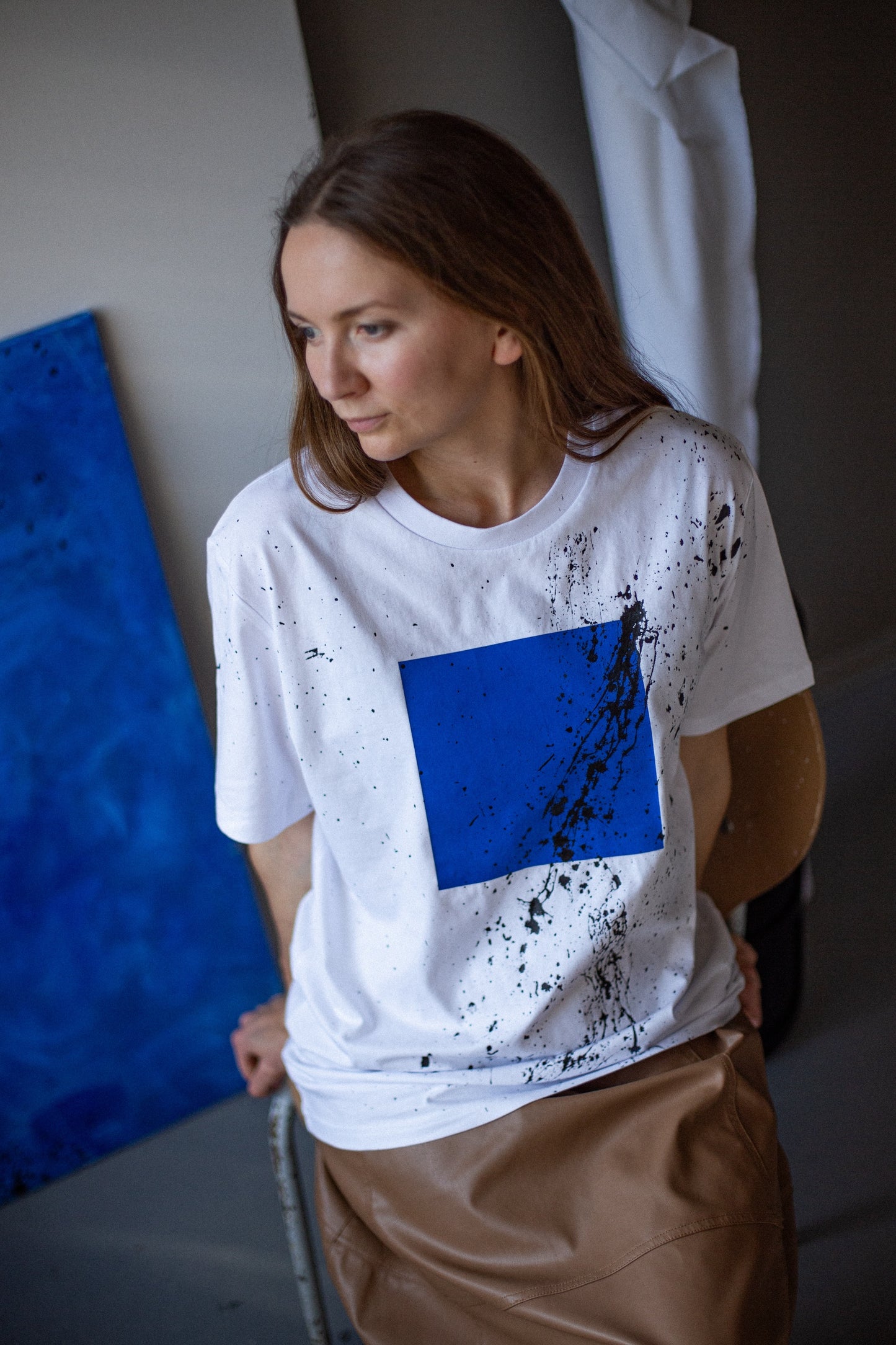 Aaktuāli! Balts organiskās kokvilnas UNISEX t-krekls "Kvadrāts trako"