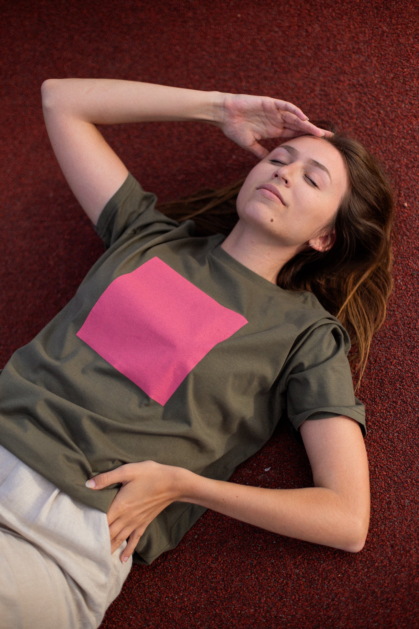 Haki organiskās kokvilnas t-krekls "Kvadrāts"