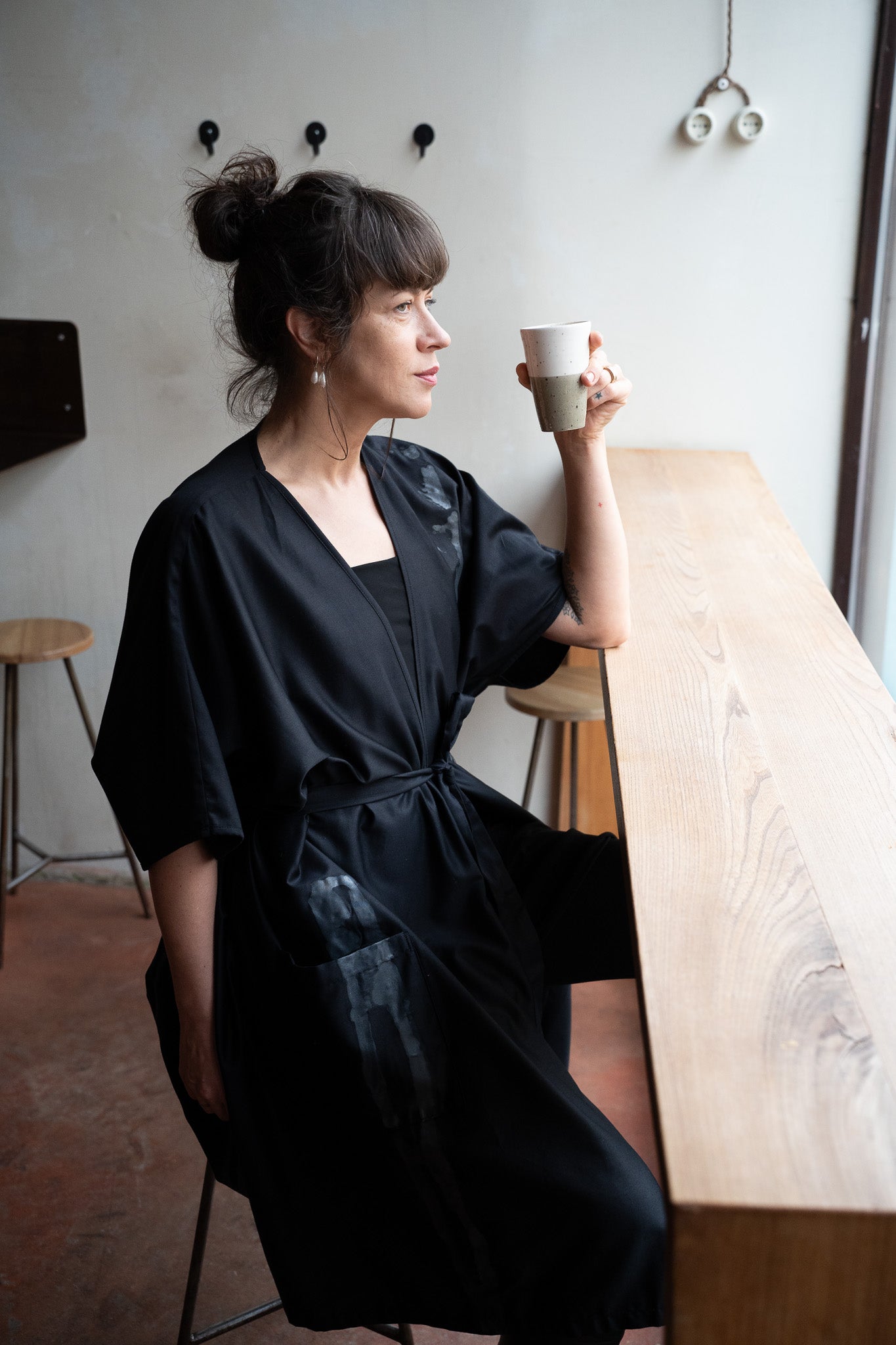 Satīna īsais kimono "Arhitekte"