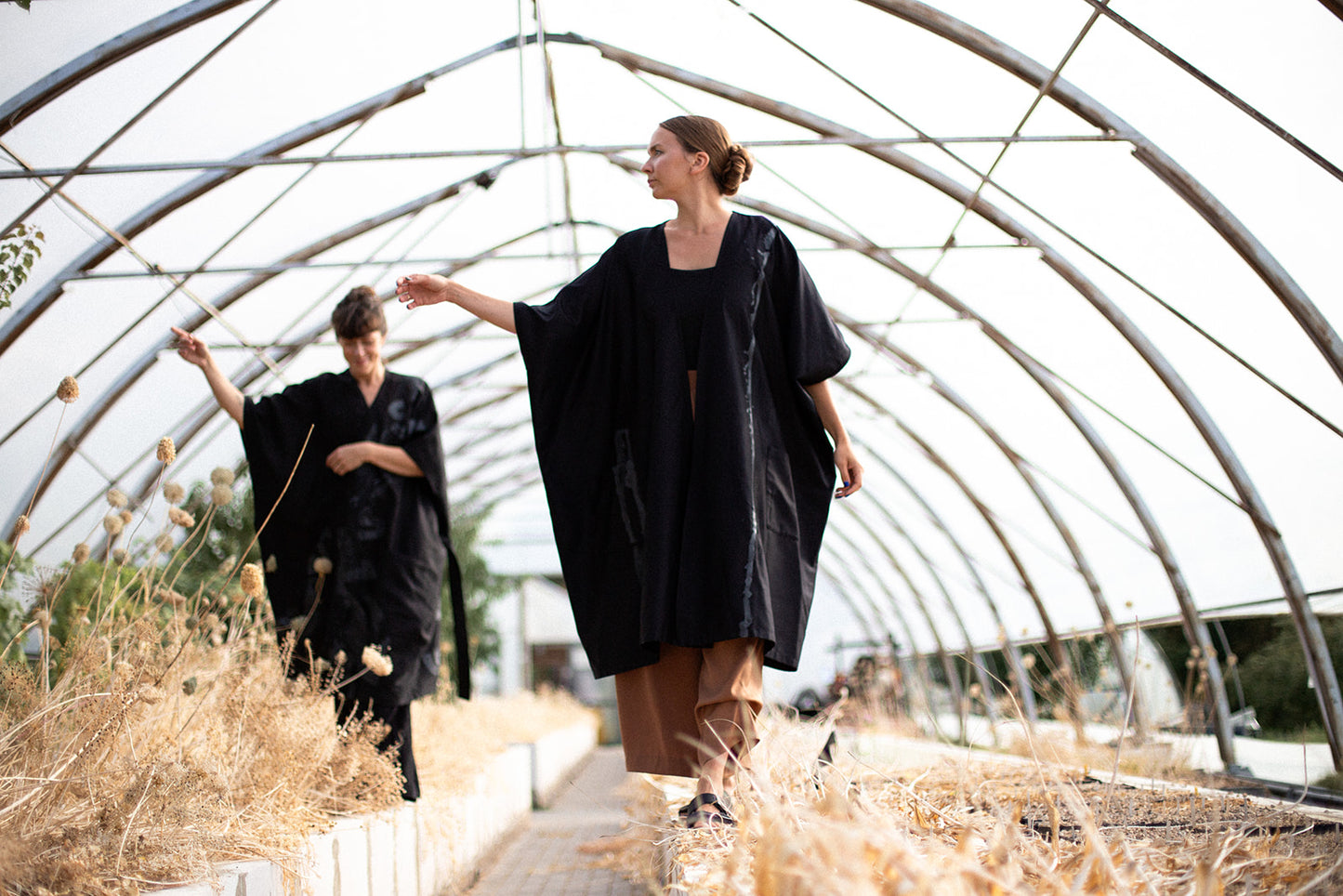 Satīna īsais kimono "Arhitekte"