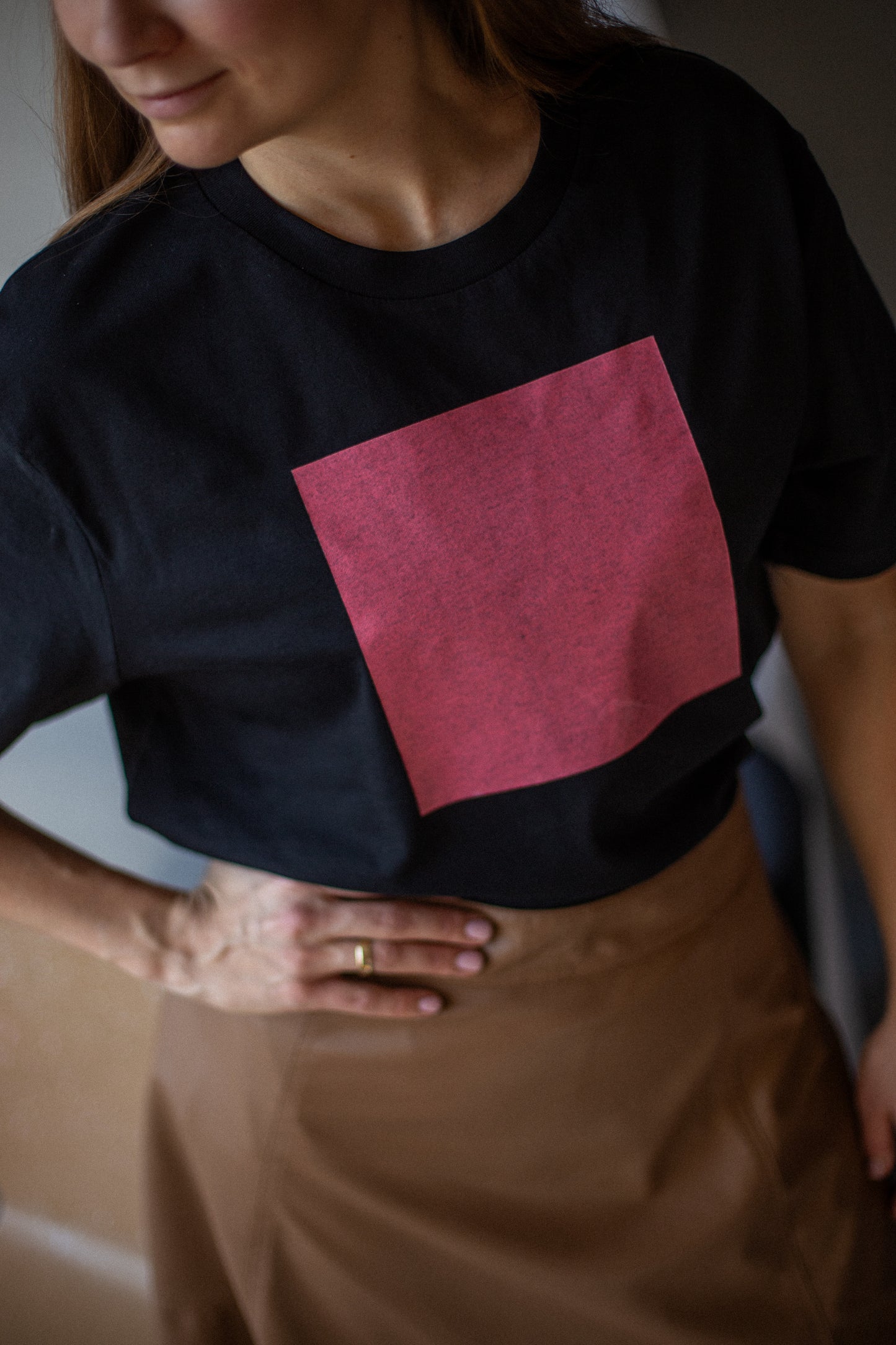 Aaktuāli! Melns organiskās kokvilnas UNISEX t-krekls "Kvadrāts"