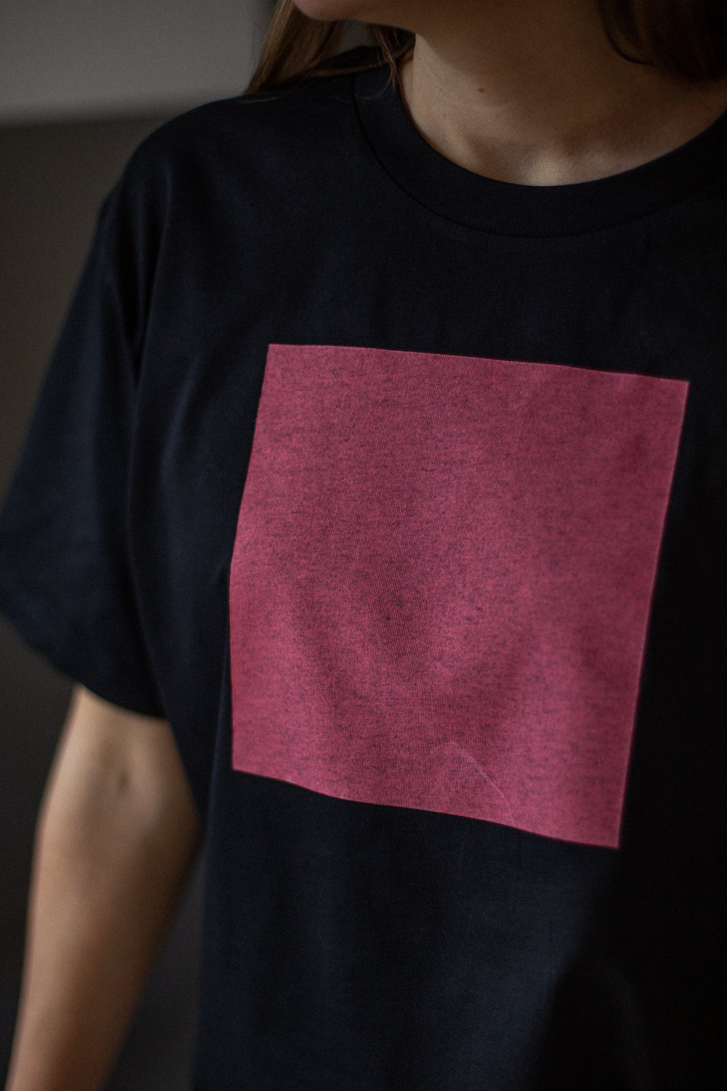 Aaktuāli! Melns organiskās kokvilnas UNISEX t-krekls "Kvadrāts"