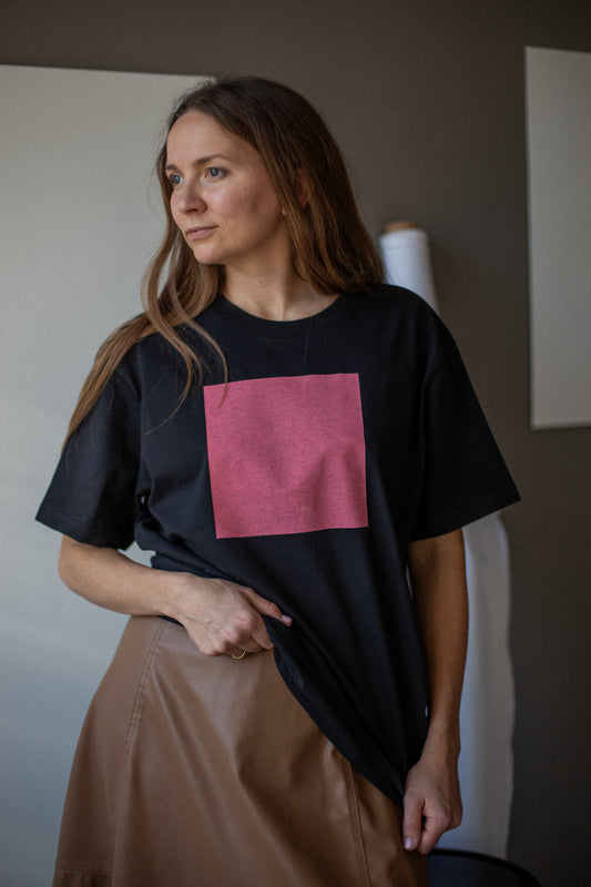 Aaktuāli! Melns organiskās kokvilnas UNISEX t-krekls "Kvadrāts"