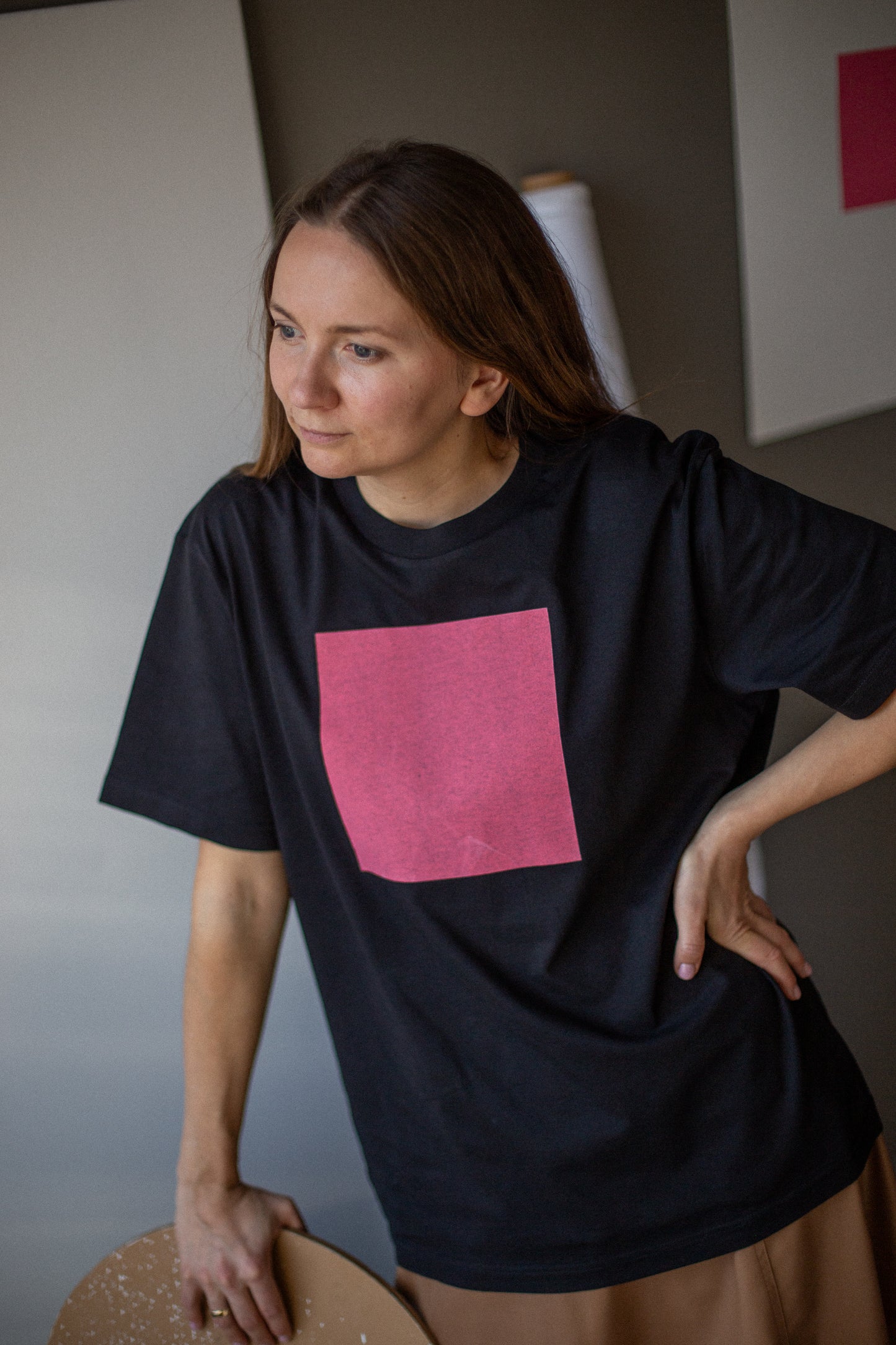 Aaktuāli! Melns organiskās kokvilnas UNISEX t-krekls "Kvadrāts"