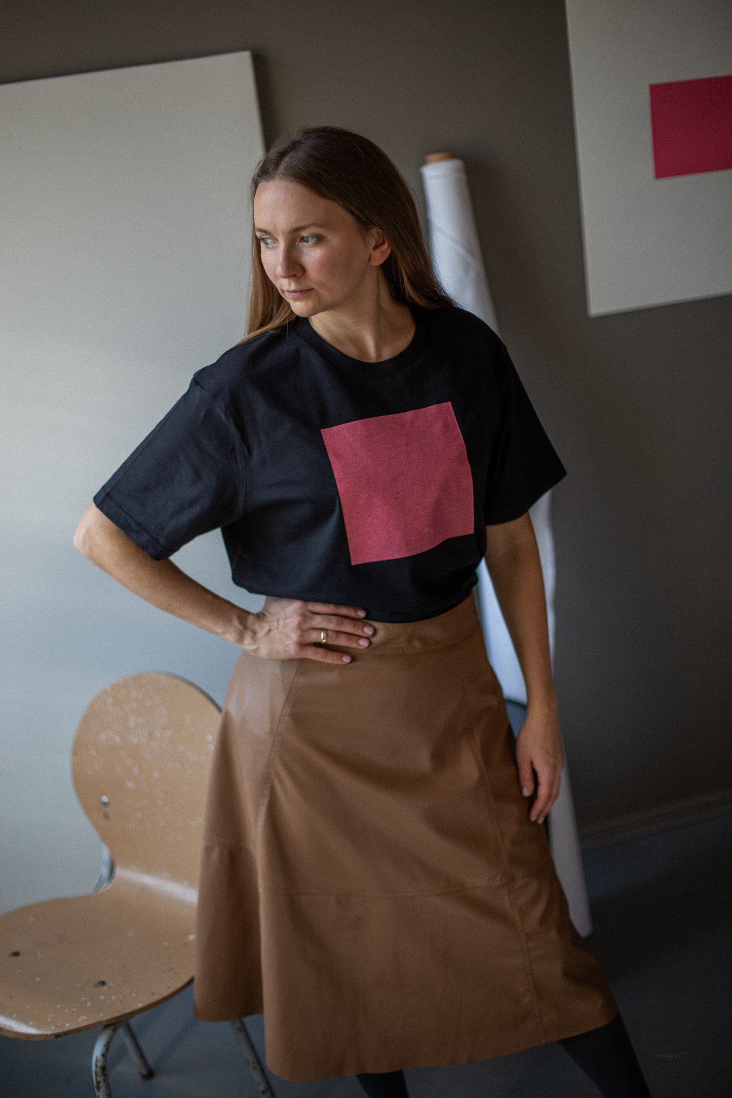 Aaktuāli! Melns organiskās kokvilnas UNISEX t-krekls "Kvadrāts"